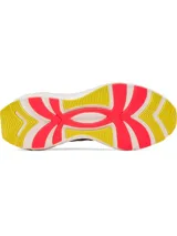 Championes Under Armour Aura RPSTP, con capellada de color marrón y detalles en negro, gris y amarillo. Presenta el logo de Under Armour en el lateral y una suela gruesa de color blanco con detalles en amarillo y rojo.