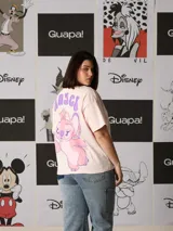 Remera de manga corta color rosa claro, corte holgado, con un pequeño estampado en el pecho que dice "VAGSC".