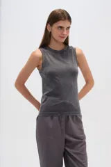 Musculosa ajustada al cuerpo, sin mangas y con cuello redondo.