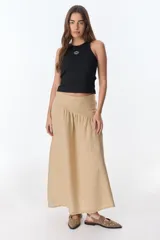 Musculosa blanca de morley con cuello redondo y logo bordado en el pecho.