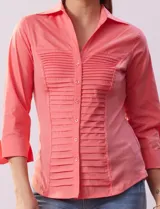 Camisa blanca de algodón marca Zac & Rachel, con cuello con solapa, abertura central con botones, delantera tableada y laterales elastizados.