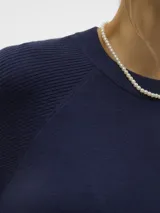 Sweater azul marino de punto con cuello redondo y ajuste regular.