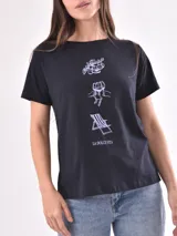 Remera color crudo con estampado de un pez rojo en el frente.