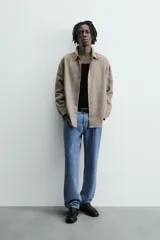 Camisa marrón claro de lino y viscosa, corte holgado, manga larga con puños abotonados y cierre frontal con botones.