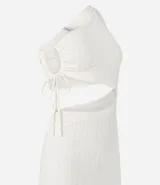 Vestido largo blanco con textura, escote asimétrico de un solo hombro, abertura lateral y recorte en la cintura.