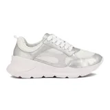 Zapatillas de deporte color blanco con detalles plateados, de diseño ligero y cómodo.