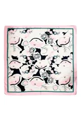 Pañuelo cuadrado de seda con estampado vibrante que combina labios rosados, flores, hojas y patrones tipo cebra sobre fondo blanco. El borde presenta un marco rosa pálido con una línea verde esmeralda interior.