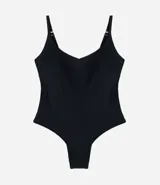 Malla enteriza marrón con breteles finos y escote redondo.