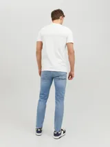 Camiseta blanca de manga corta y cuello redondo, corte slim fit.