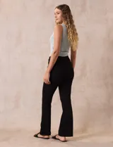 Jegging azul oscuro marca Zac & Rachel con pretina elastizada, bolsillos delanteros y traseros, y terminación bootcut.
