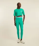 Remera deportiva cropped color verde con cuello redondo y mangas cortas amplias. Estampa con texto en el frente.