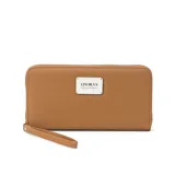 Billetera larga negra con cierre perimetral y placa metálica con logo. Posee múltiples compartimentos internos para tarjetas y documentos, además de un bolsillo con cierre interior. Incluye correa de mano desmontable.