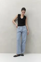Pantalón jean gris oscuro de corte recto, tiro alto y calce relajado. Presenta apliques metálicos en los laterales.