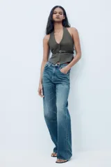 Pantalón de jean azul de corte wide leg, tiro alto y largo hasta el tobillo.