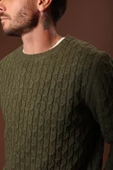 Sweater verde oliva de punto trenzado con cuello redondo y mangas largas.