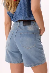 Short de jean celeste de tiro medio y calce cómodo.