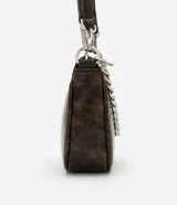 Cartera baguette pequeña color marrón con efecto desgastado, cierre de cremallera, asa larga desmontable y detalle de cadena plateada.
