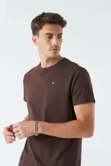 Remera básica color marrón claro, de corte regular, manga corta, cuello redondo y logo bordado en el pecho.