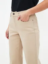 Pantalón jean de corte recto color verde oliva, con tiro alto y bolsillos delanteros y traseros.