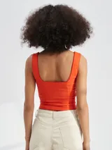 Top corto color rojo con breteles finos y escote cuadrado.