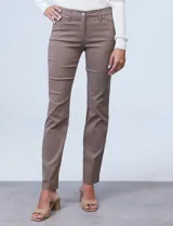 Pantalón de gabardina elastizada color marrón claro, marca Zac & Rachel, corte slim, con pretina con pasadores, botón y cierre. Delantera con tres bolsillos y trasera con bolsillos ojal.