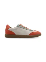 Zapatillas deportivas bajas color gris con detalles en naranja y celeste.