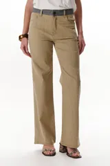 Pantalón jean de corte recto color beige con cintura gris.