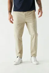 Pantalón chino clásico color ladrillo, de corte slim, con presillas para cinturón.