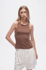 Musculosa blanca sin mangas, ajustada al cuerpo y con cuello redondo.