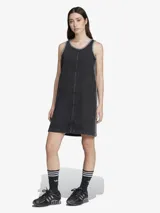 Vestido Adidas de denim negro con corte recto, cuello redondo y sisas amplias. Presenta costuras verticales en el frente y las tres rayas características de la marca en los laterales.