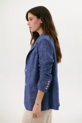 Blazer azul de lino con solapas de muesca, cierre frontal con botón y bolsillos con solapa.