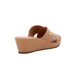 Sandalia tipo mule de plataforma corrida (wedge), color negro, con tiras anchas cruzadas sobre el empeine. Presenta un pequeño detalle metálico dorado en el lateral de la tira superior.