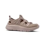Sandalia casual Skechers Go Walk Flex Voyage color beige, con diseño de pescador, puntera cerrada y tira trasera. Fabricada con materiales veganos, plantilla Goga Mat contorneada y amortiguación Ultra Go.