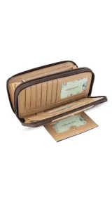 Billetera larga color plateado metalizado, con cierre perimetral y placa con el logo "Lincoln's" al frente. Presenta múltiples compartimentos y tarjeteros.