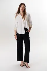 Pantalón de lino azul de corte palazzo.