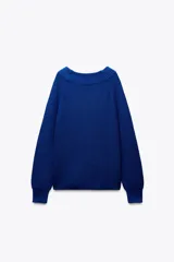 Sweater azul de tejido de punto acanalado, con cuello redondo amplio y mangas largas.