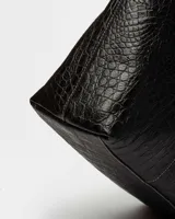 Bolso shopper de cuero grabado croco en color marrón, con asas largas y diseño espacioso.