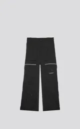 Pantalón negro de corte ancho con cintura elástica, múltiples bolsillos y detalles reflectivos.