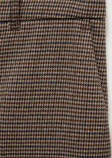 Pantalón de vestir marrón con estampado de pata de gallo, corte recto y tiro medio.