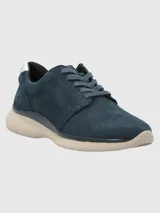 Zapatillas Hush Puppies modelo Goss, color azul marino, confeccionadas en cuero, con detalles metalizados en el talón y cordones. Suela de EVA con tecnología Zero G y plantilla Bloom de algas recicladas.