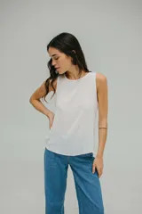 Musculosa roja de crepé con escote redondo a la base.