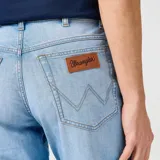 Pantalón de jean celeste de corte recto, con bolsillos delanteros y traseros.