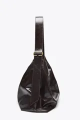 Bolso maxi shopper color marrón oscuro, con asa ancha ajustable con hebilla. Incluye bolsillo interno con cierre de cremallera metálica y cierre imantado.