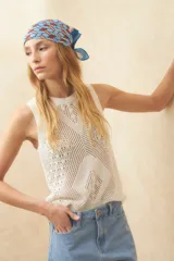 Top de algodón color crudo, sin mangas, tejido con diseño de calados.