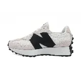 Championes New Balance modelo 327, color blanco con detalles en gris y logo "N" en negro. Confeccionados en gamuza y malla, con suela de goma.