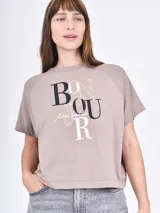 Remera blanca de corte recto con estampado de flores rojas y texto azul "PROFUMO DI FIORI".