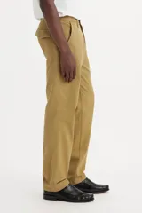 Pantalón chino color beige, de corte recto y tiro medio.