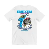 Remera gris con estampado en la espalda de un tiburón azul con anteojos de sol, mordiendo un neumático.