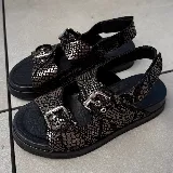 Sandalias de cuero color marrón con doble tira con hebilla ajustable, plantilla de cuero y suela de goma.