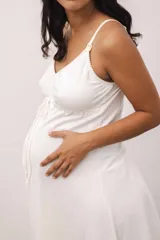 Camisón maternal gris melange de algodón con breteles regulables y broches de acceso para lactancia.